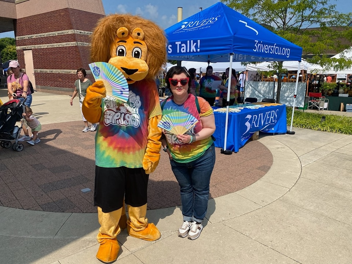 3Rivers mascot, Savings Sam, posing with volunteer at Taste of the Arts Festival